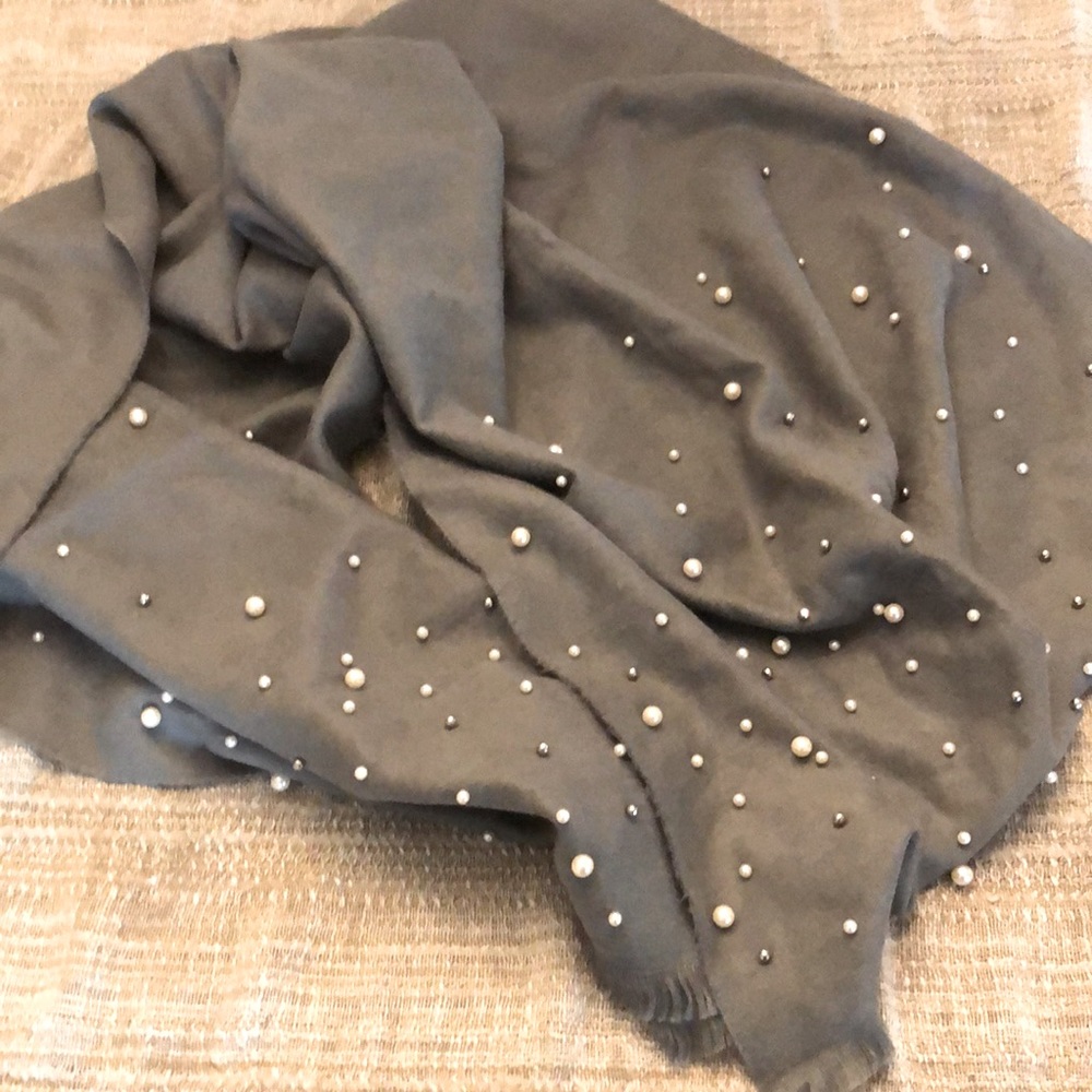 Wool shawl with pearls